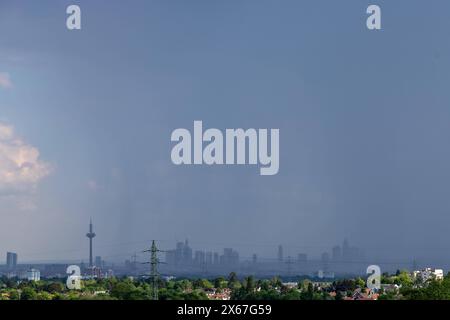 Gewitter über Frankfurt Dunkle Wolken eines Gewitters sind am Nachmittag am Himmel über der Frankfurter Skyline zu sehen., Oberursel Hessen Deutschland *** orage au-dessus de Francfort des nuages sombres d'un orage peuvent être vus dans le ciel au-dessus de la ligne d'horizon de Francfort dans l'après-midi , Oberursel Hessen Allemagne Banque D'Images