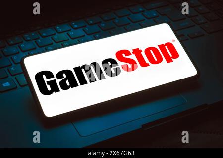 Brésil. 24 novembre 2023. Dans cette illustration photo, le logo GameStop est affiché sur l'écran d'un smartphone. (Crédit image : © Rafael Henrique/SOPA images via ZUMA Press Wire) USAGE ÉDITORIAL SEULEMENT! Non destiné à UN USAGE commercial ! Banque D'Images