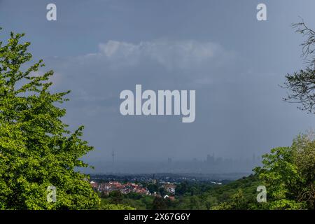 Gewitter über Frankfurt Dunkle Wolken eines Gewitters sind am Nachmittag am Himmel über der Frankfurter Skyline zu sehen., Kronberg Hessen Deutschland *** orage au-dessus de Francfort des nuages sombres d'un orage peuvent être vus dans le ciel au-dessus de la ligne d'horizon de Francfort dans l'après-midi , Kronberg Hessen Allemagne Banque D'Images