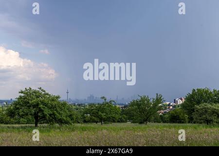 Gewitter über Frankfurt Dunkle Wolken eines Gewitters sind am Nachmittag am Himmel über der Frankfurter Skyline zu sehen., Oberursel Hessen Deutschland *** orage au-dessus de Francfort des nuages sombres d'un orage peuvent être vus dans le ciel au-dessus de la ligne d'horizon de Francfort dans l'après-midi , Oberursel Hessen Allemagne Banque D'Images