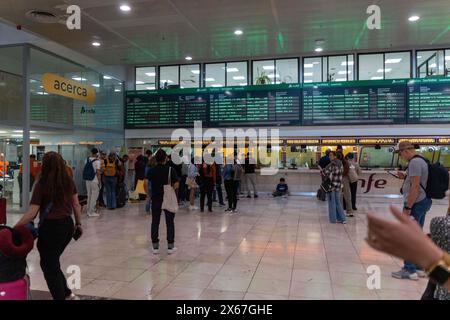 Barcelone, Espagne. 13 mai 2024. Premier jour ouvrable affecté par les perturbations du réseau ferroviaire de Barcelone, en raison du vol de câbles en cuivre à la gare de Montcada. Primer día laborable afectado por las interrupciones en la Red ferroviaria de Barcelona, debido al robo de cable de cobre en la Estación de Montcada. Dans la photo : News Politics -Barcelone, Espagne lundi 13 mai 2024 (photo par Eric Renom/LaPresse) crédit : LaPresse/Alamy Live News Banque D'Images