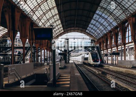 Nice, France - 6 janvier 2024 : train TGV OuiGo sur le quai de la gare de Nice Banque D'Images