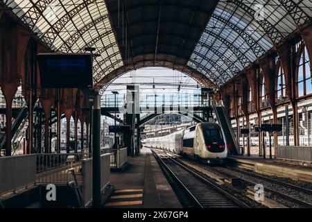 Nice, France - 6 janvier 2024 : train TGV OuiGo sur le quai de la gare de Nice Banque D'Images