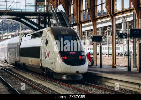 Nice, France - 6 janvier 2024 : train TGV OuiGo sur le quai de la gare de Nice Banque D'Images
