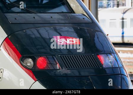 Nice, France - 6 janvier 2024 : train TGV OuiGo sur le quai de la gare de Nice Banque D'Images