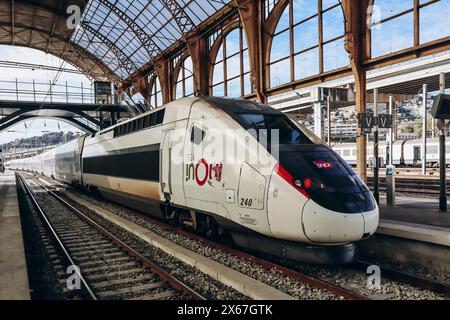 Nice, France - 6 janvier 2024 : train TGV OuiGo sur le quai de la gare de Nice Banque D'Images