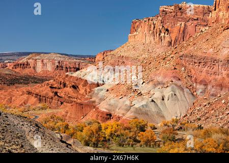 Vue sur les formations rocheuses Waterpocket Fold depuis le sentier Fremont gorge Overlook Trail, parc national de Capitol Reef, Utah, États-Unis Banque D'Images