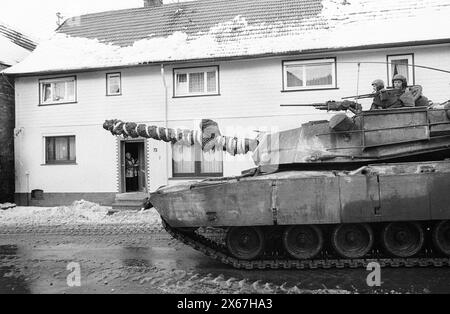 Manœuvres d'hiver, Reforger 1985, Central Guardian, dans la région de Kassel, Homberg / Efze, Neukirchen, Schwalmstadt, Vogelsberg, Frankenberg (janvier - février 1985), les petits villages sont traversés à plusieurs reprises par des colonnes de chars tonitruantes, les planchers et les fenêtres vibrent Banque D'Images