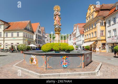 Vierge en croissant de lune à la fontaine Marienbrunnen sur la place du marché, Schwäbisch Gmünd, Bade-Württemberg, Allemagne Banque D'Images