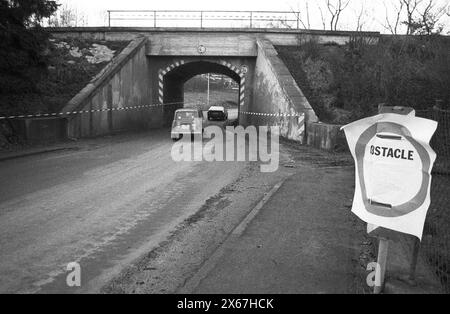 Manœuvre hivernale, Reforger 1985, Central Guardian, dans la région de Kassel, Homberg / Efze, Neukirchen, Schwalmstadt, Vogelsberg, Frankenberg (Jan. - Feb 1985), l'armée américaine érige des barrières symboliques, des obstacles etc. (ici un passage à niveau a été symboliquement explosé) le panneau 'obstacle' fournit des informations sur la barrière. Banque D'Images