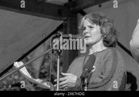 Grand rassemblement, actions nationales d'automne du mouvement pour la paix dans le trou de Fulda, réseau humain, réseau pour la paix contre les manœuvres de guerre, Johanna Walther, militante de l'Initiative de paix Fulda avec un discours lors du grand rassemblement Banque D'Images