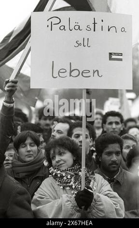 Manifestation de paix contre la guerre en Irak, manifestation à Bonn avec plus de 200 000 participants "pas de sang pour le pétrole" Banque D'Images