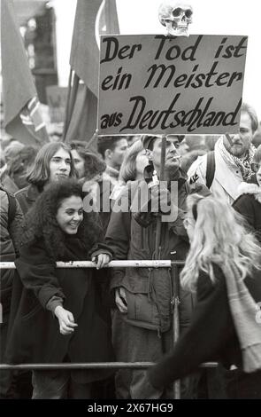 Manifestation de paix contre la guerre en Irak, manifestation à Bonn avec plus de 200 000 participants "pas de sang pour le pétrole" Banque D'Images