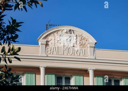 Menton, France - 6 janvier 2024 : façade de l'hôtel Balmoral, situé au coeur du centre historique de Menton, sur la Promenade du Soleil. Banque D'Images