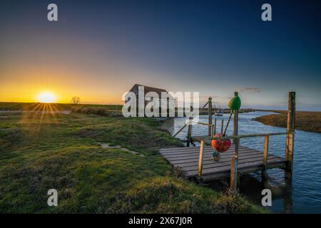 Le vieux Coal Barn et Quay à Thornham Old Harbour, pendant le coucher du soleil. Thornham Norfolk, Angleterre, Royaume-Uni Banque D'Images