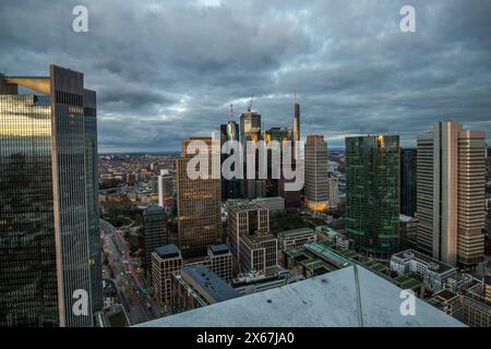 Vue sur les gratte-ciel depuis un immeuble de grande hauteur en soirée. Vue fantastique sur le centre financier au coucher du soleil. Photo de la ville de Francfort-sur-le-main, Hesse, Allemagne Banque D'Images