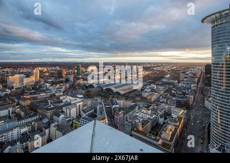 Vue sur les gratte-ciel depuis un immeuble de grande hauteur en soirée. Vue fantastique sur le centre financier au coucher du soleil. Photo de la ville de Francfort-sur-le-main, Hesse, Allemagne Banque D'Images