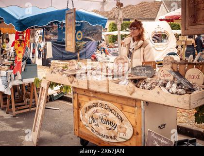 Nabirat, Nouvelle-Aquitaine, France - 12 mai 2024 : un vendeur vendant de la charcuterie à la foire annuelle de la fraise, Foire de la fraise, à Nabirat Banque D'Images