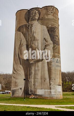 Fort Dodge (Iowa) - Une fresque murale sur le terminal céréalier désaffecté de Fort Dodge montre sept personnages représentant les gens de la collectivité. Il a été peint par au Banque D'Images