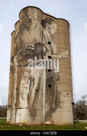 Fort Dodge (Iowa) - Une fresque murale sur le terminal céréalier désaffecté de Fort Dodge montre sept personnages représentant les gens de la collectivité. Il a été peint par au Banque D'Images