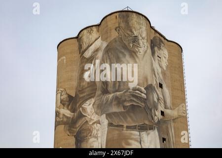 Fort Dodge (Iowa) - Une fresque murale sur le terminal céréalier désaffecté de Fort Dodge montre sept personnages représentant les gens de la collectivité. Il a été peint par au Banque D'Images