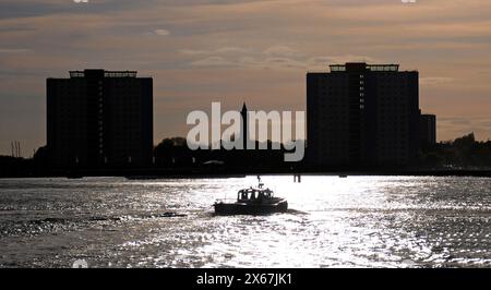 CHEMIN CÔTIER DE L'ANGLETERRE, VUE AU COUCHER DU SOLEIL DEPUIS GUNWHARF QUAYS VERS TOWER BLOCK À GOSPORT, GUNWHARF QUAYS, PORTSMOUTH, MARS 2024 PIC MIKE WALKER 2024 Banque D'Images