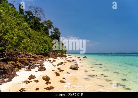 Plage de rêve Ao-niang sur l'île de Koh Kradan dans la mer d'Andaman, élue la plus belle plage du monde en 2023, Thaïlande, Asie Banque D'Images