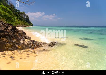 Plage de rêve Ao-niang sur l'île de Koh Kradan dans la mer d'Andaman, élue la plus belle plage du monde en 2023, Thaïlande, Asie Banque D'Images