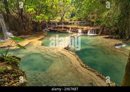 La cascade de Kuang si à plusieurs niveaux près de Luang Prabang, Laos, Asie Banque D'Images