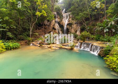 La cascade de Kuang si à plusieurs niveaux près de Luang Prabang, Laos, Asie Banque D'Images
