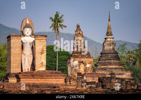 Bouddha géant debout dans le temple Wat Mahathat dans le parc historique de Sukhothai, patrimoine mondial de l'UNESCO, Thaïlande, Asie Banque D'Images