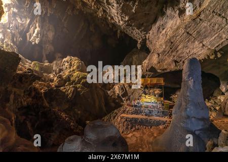 Bouddha couché dans la grotte Tham Phu Kham près de Vang Vieng, Laos, Asie Banque D'Images