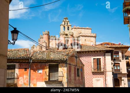 Façades de maisons et château. Turegano, province de Ségovie, Castilla Leon, Espagne. Banque D'Images