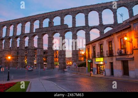 Aqueduc romain, vision de nuit. Segovia, Castilla Leon, Espagne. Banque D'Images