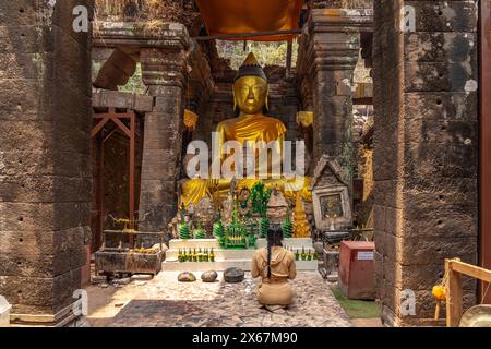 Statues modernes de Bouddha dans le sanctuaire central du temple de montagne Wat Phu, province de Champasak, Laos, Asie Banque D'Images