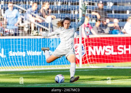 Bridgeview, Illinois, États-Unis. 12 mai 2024. Mackenzie Wood (19 ans), le gardien des Red Stars de Chicago, frappe le ballon lors d'un match de football NWSL opposant l'Utah Royals FC et les Red Stars de Chicago au SeatGeek Stadium de Bridgeview, Illinois. John Mersits/CSM/Alamy Live News Banque D'Images