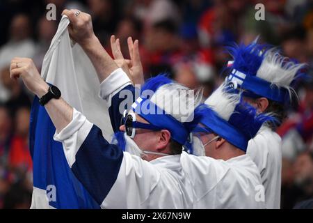 Prague, République tchèque. 13 mai 2024. Les partisans de Finlnad lors du match du Championnat mondial de hockey sur glace 2024 de l’IIHF opposant la République tchèque à la Finlande à l’aréna O2 de Prag, en République tchèque, le 10 mai 2024. (Crédit image : © Slavek Ruta/ZUMA Press Wire) USAGE ÉDITORIAL SEULEMENT! Non destiné à UN USAGE commercial ! Banque D'Images