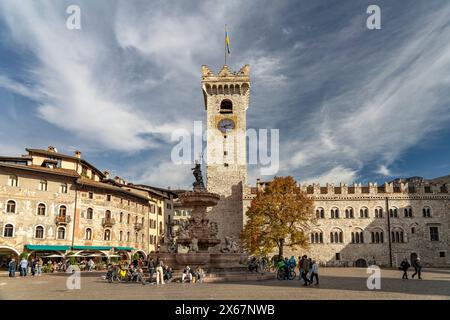 Piazza del Duomo avec Palazzo Pretorio et la fontaine de Neptune trente, Trentin, Italie, Europe Banque D'Images