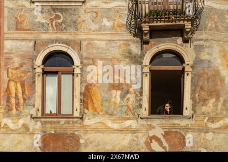 La façade peinte de la case Cazuffi Rella maisons sur la Piazza del Duomo à trente, Trentin, Italie, Europe Banque D'Images