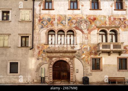 La façade peinte du palais Palazzo Quetta - Alberti Colico à trente, Trentin, Italie, Europe Banque D'Images