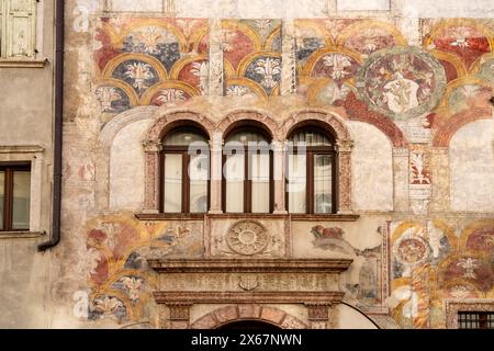 La façade peinte du palais Palazzo Quetta - Alberti Colico à trente, Trentin, Italie, Europe Banque D'Images