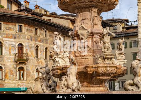 Fontaine de Neptune et la façade peinte de la case Cazuffi Rella maisons sur la Piazza del Duomo à trente, Trentin, Italie, Europe Banque D'Images