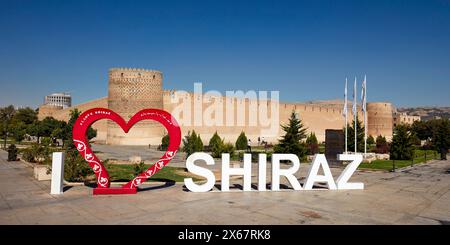 Logo “I love Shiraz” à l’Arg de Karim Khan, citadelle du 18ème siècle dans le centre historique de Shiraz, Iran. Banque D'Images