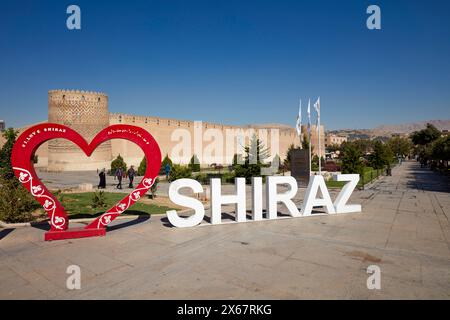 Logo “I love Shiraz” à l’Arg de Karim Khan, citadelle du 18ème siècle dans le centre historique de Shiraz, Iran. Banque D'Images