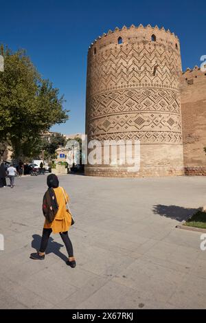 Jeune femme iranienne se promène à l'Arg de Karim Khan, citadelle du 18ème siècle dans le centre historique de Shiraz, Iran. Banque D'Images