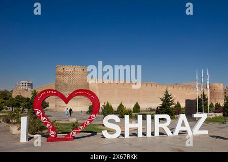 Logo “I love Shiraz” à l’Arg de Karim Khan, citadelle du 18ème siècle dans le centre historique de Shiraz, Iran. Banque D'Images