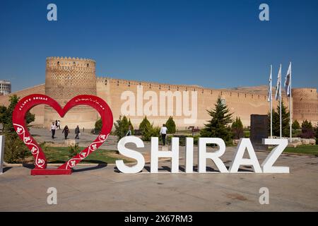 Logo “I love Shiraz” à l’Arg de Karim Khan, citadelle du 18ème siècle dans le centre historique de Shiraz, Iran. Banque D'Images