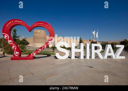 Logo “I love Shiraz” à l’Arg de Karim Khan, citadelle du 18ème siècle dans le centre historique de Shiraz, Iran. Banque D'Images