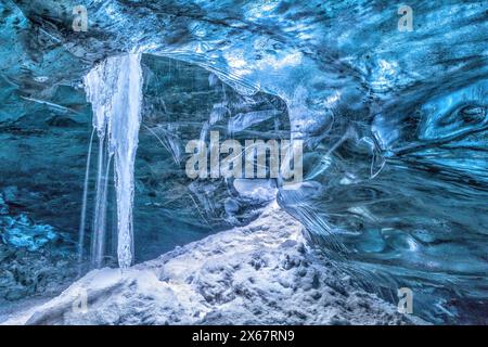 Entrée de la grotte de glace sous le glacier Jökulsarlon en Islande Banque D'Images