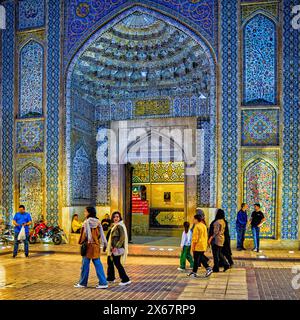 Les gens marchent à la mosquée Vakil du XVIIIe siècle à Shiraz, en Iran. Banque D'Images